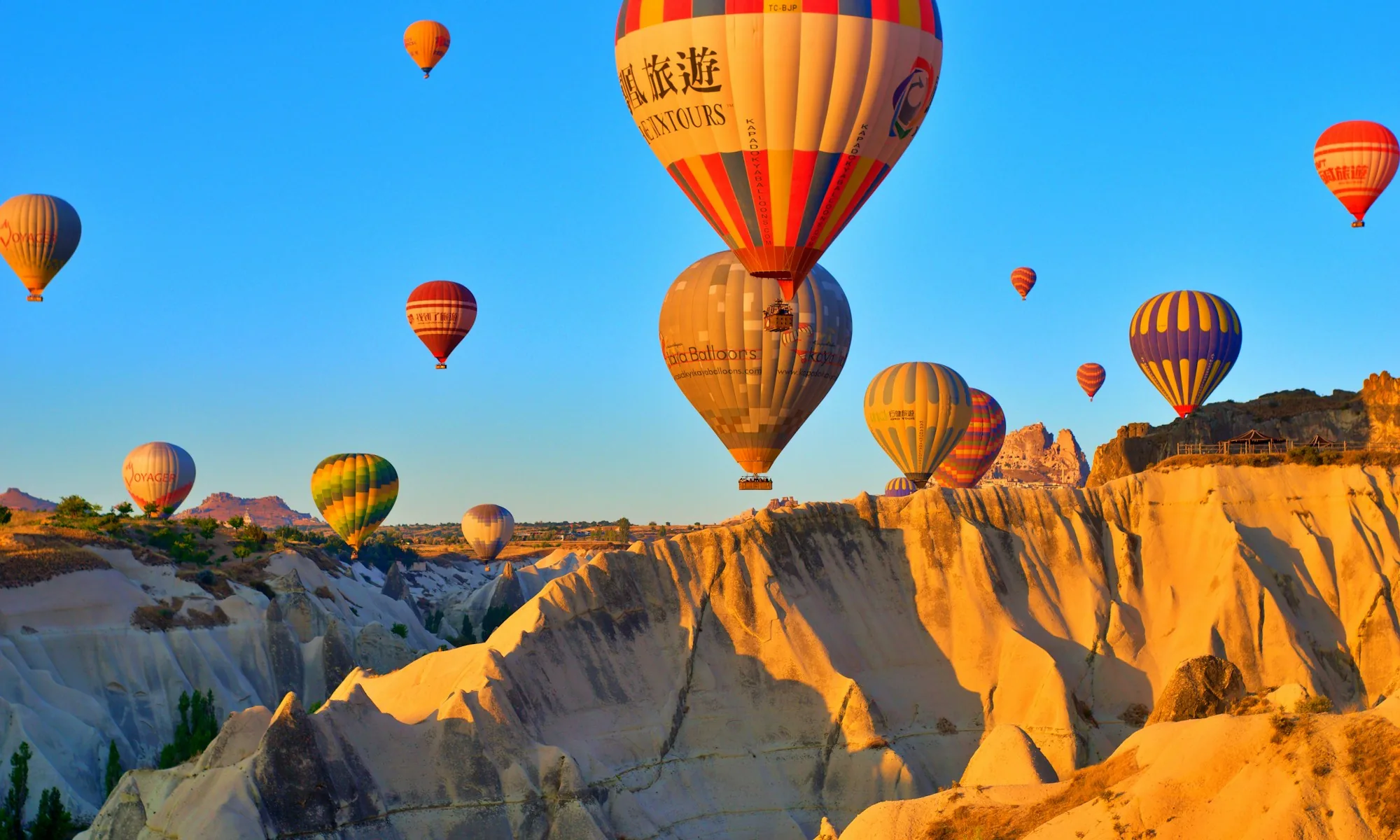 Kapadokya balon turu — şafak vakti peribacaları üzerinde sıcak hava balonları